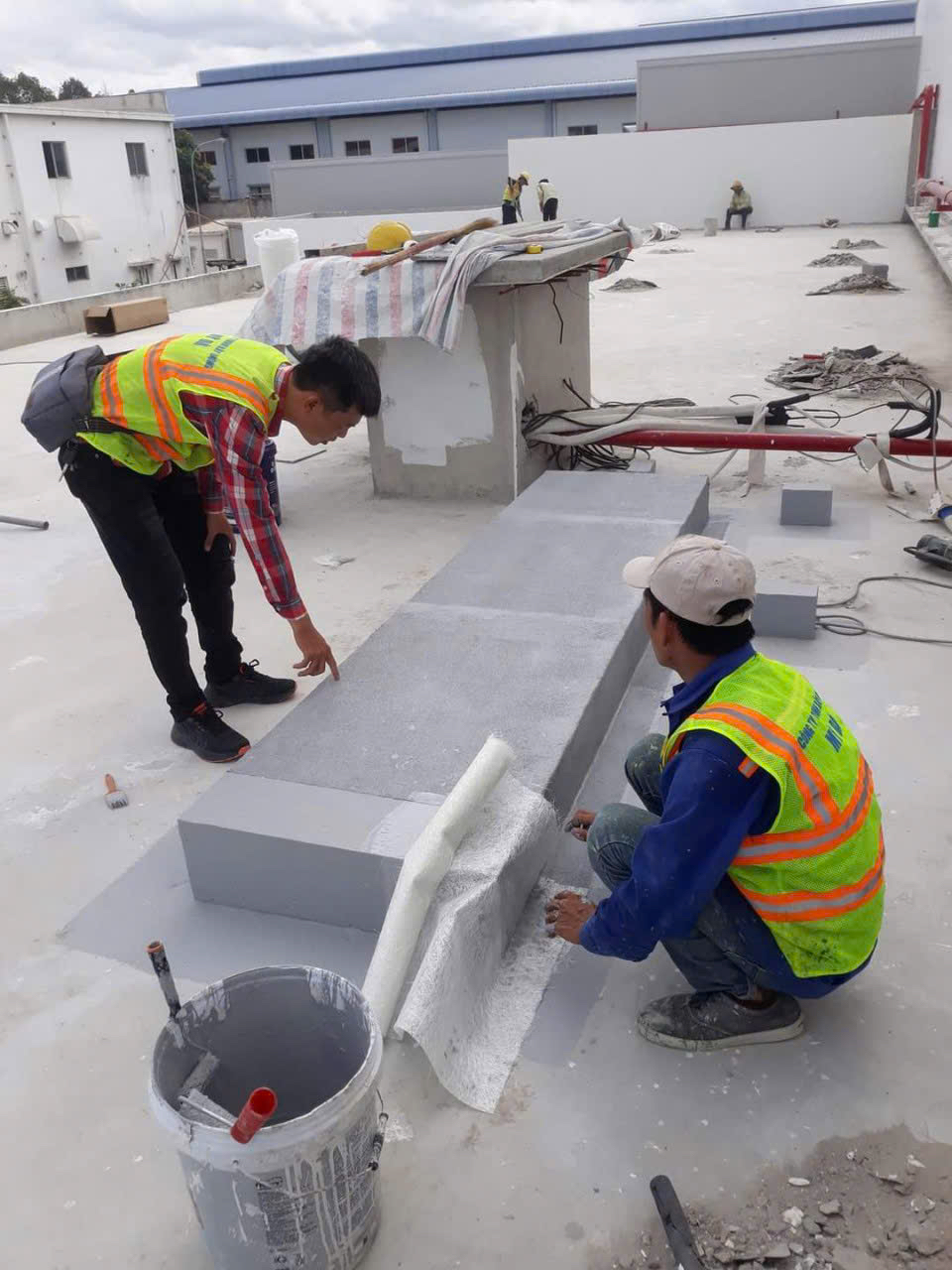 Giá chống thấm sân thượng tính theo m2?