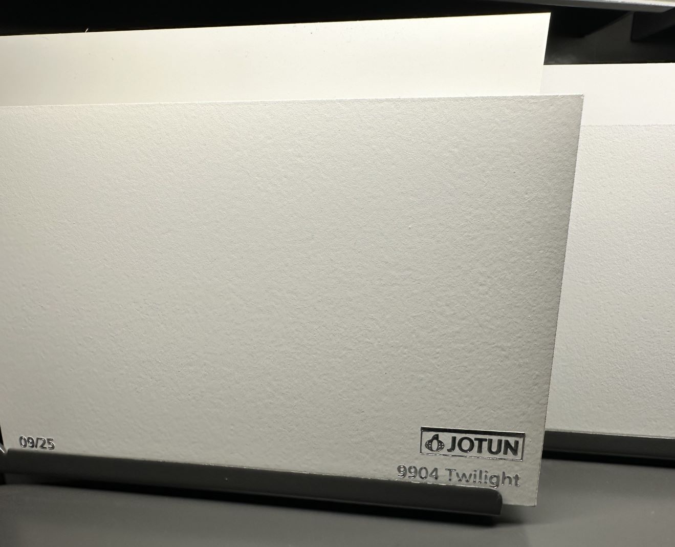 Mã Màu Sơn Jotun 9904 Twilight – Xám Trung Tính Tông Lạnh Hiện Đại